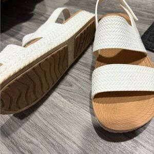 Reef Water Vista- White/Tan